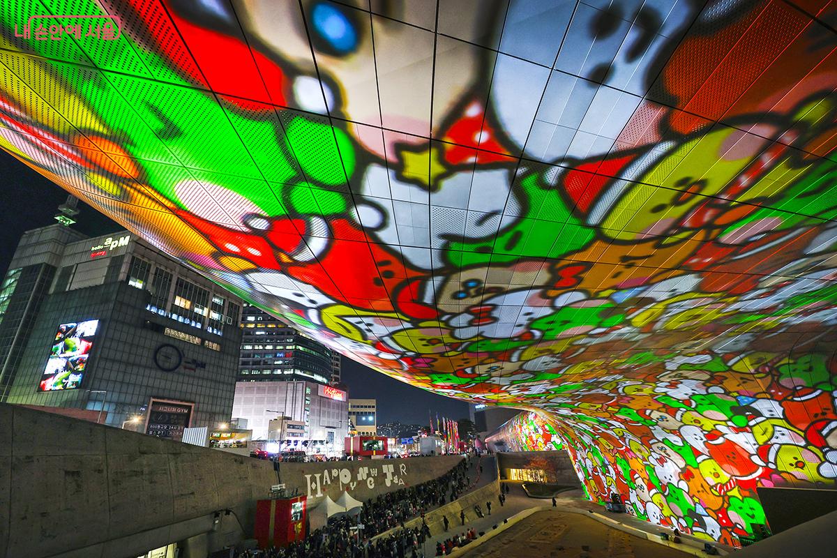 다양한 빛과 오브제가 하늘로 떠오르며 선물을 받는 듯한 따스한 온기를 건넨다. &copy;김주연