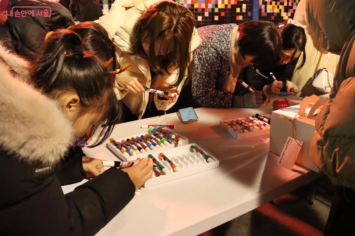 새해 소원을 적고 있는 아이들 &copy;정향선