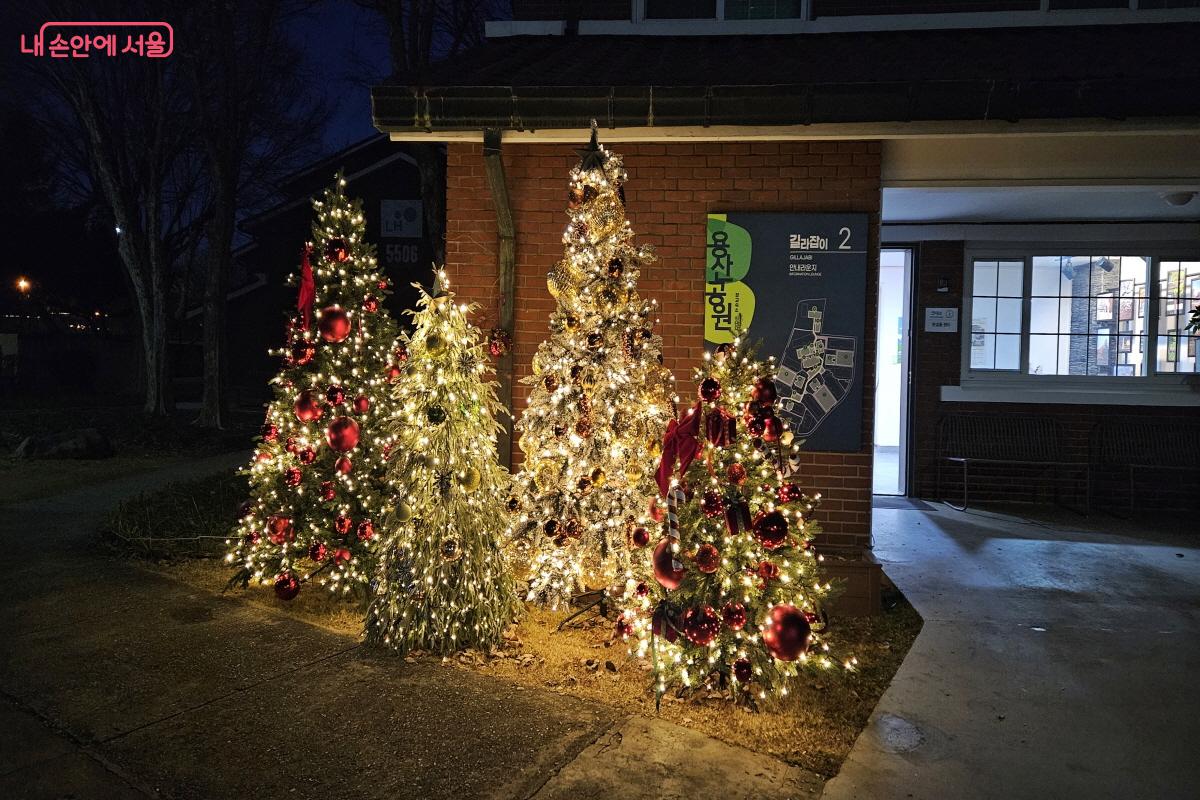 용산공원 장교숙소 5단지 ‘크리스마스 빌리지’는 내년 1월까지 계속된다. ©이선미