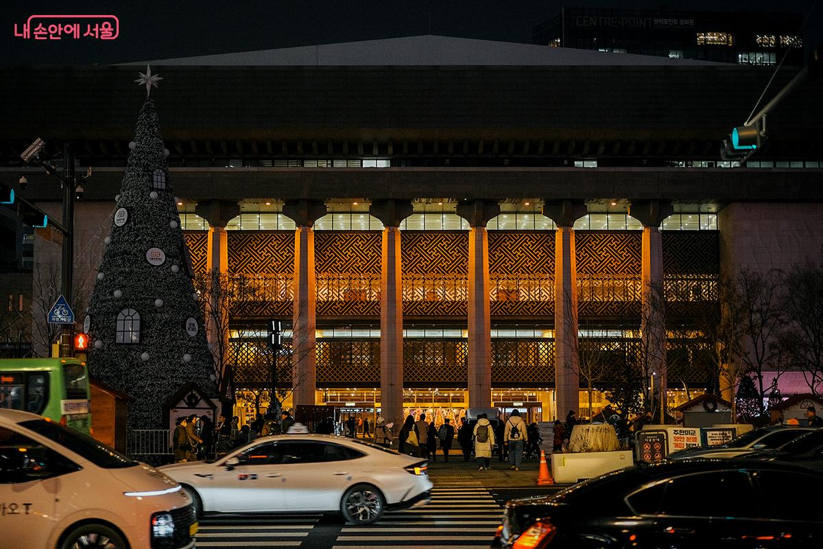 황금빛 조명이 서울 야경에 낭만적인 분위기를 선사한다. &copy;김아름