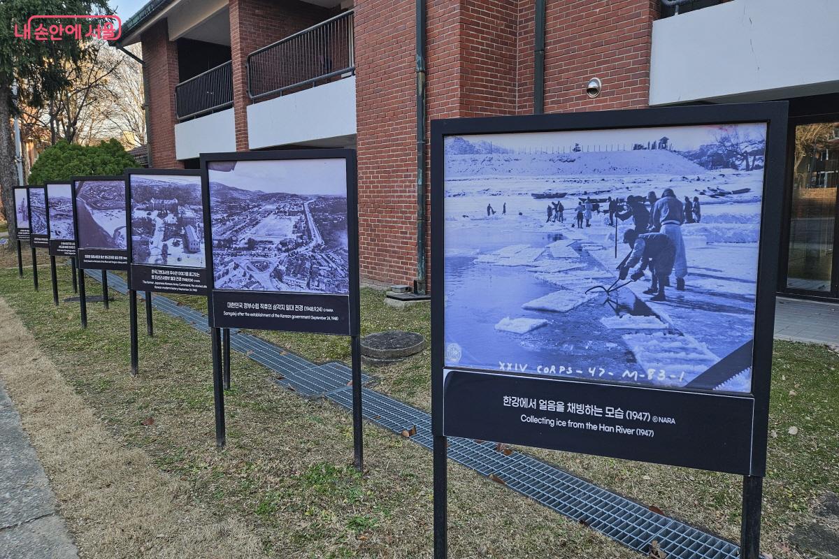 야외 갤러리에 오래전 서울의 사진들이 전시되어 있다. ©이선미