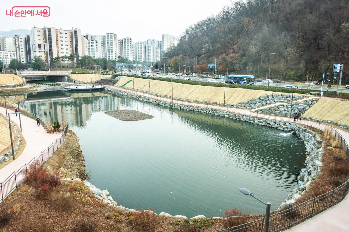 카페 루프탑에서 내려다보는 유수지와 주변 산책로 풍경 ©이진형