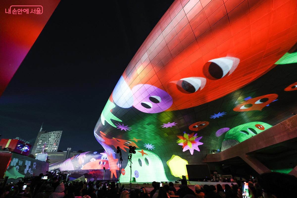 이야이야 앤 프렌즈 특유의 감성과 색체가 DDP 전역을 물들였다. &copy;김주연