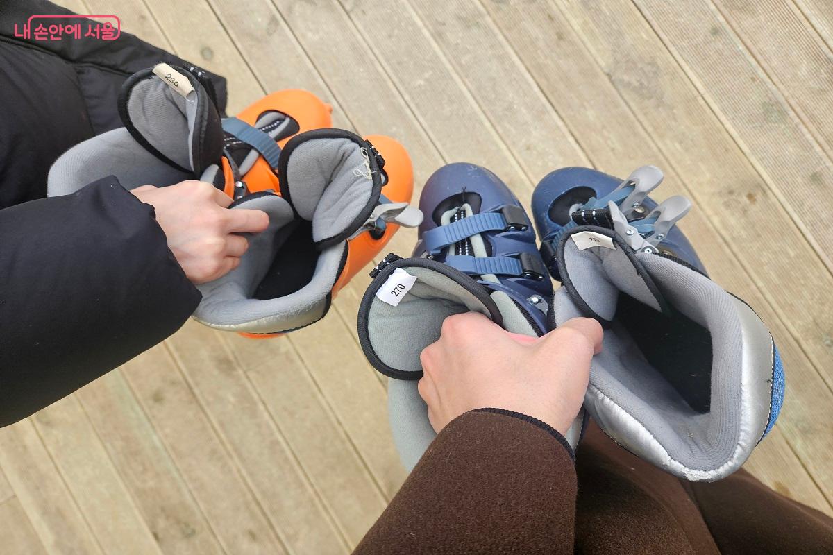 스케이트화 대여를 완료한 모습 &copy;김진호