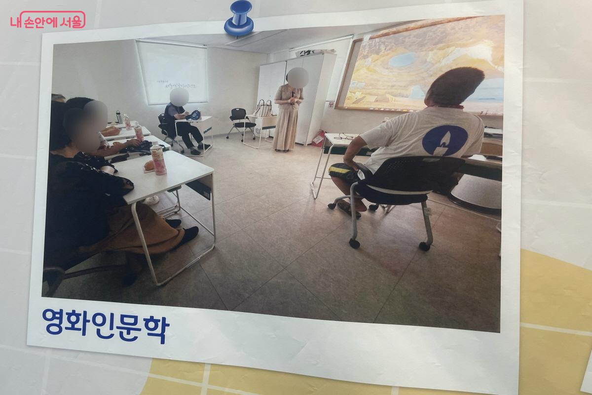 영화인문학 수업에 진지하게 참여하는 동자동 주민들 ©서울역쪽방상담소