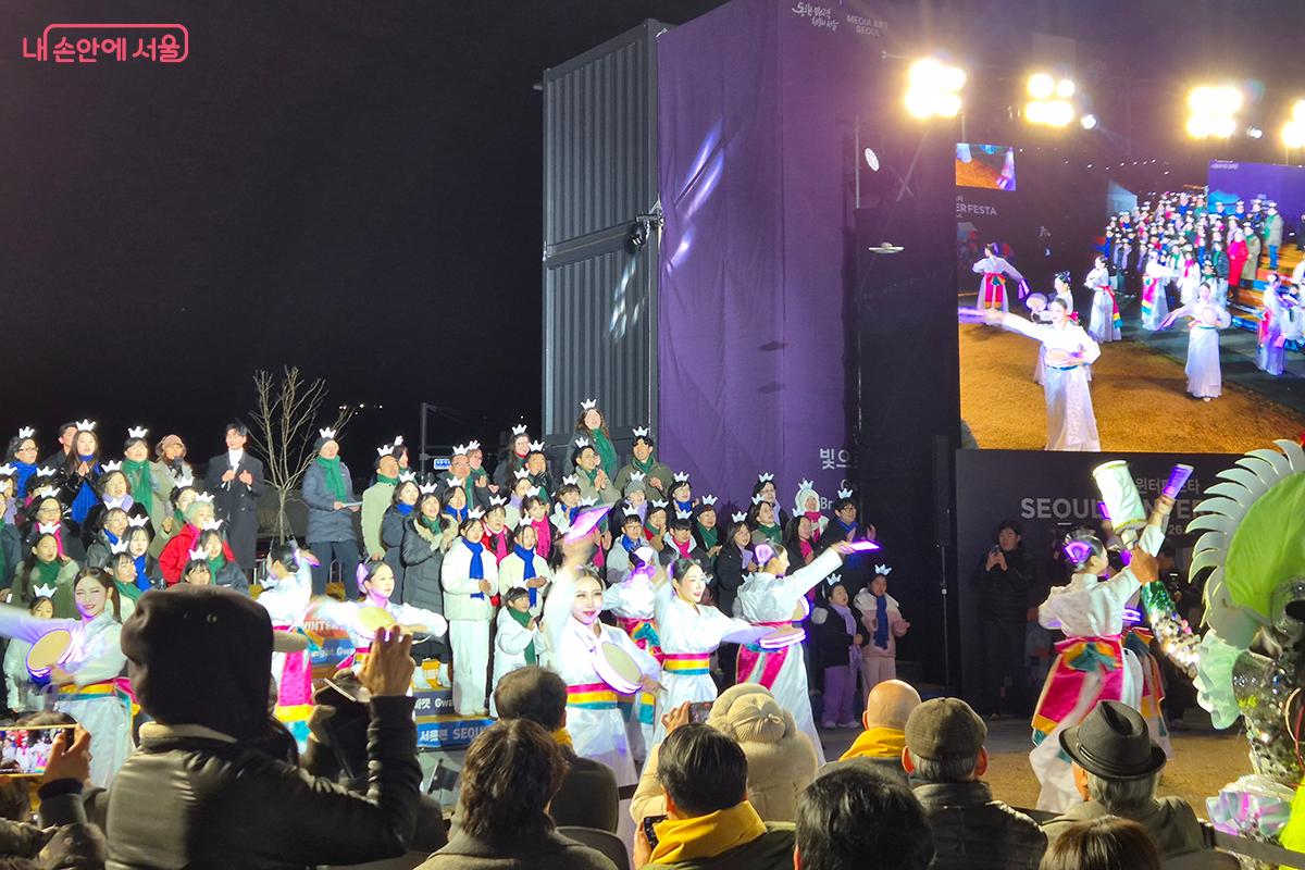 전 출연진이 시민합창단과 함께 &lsquo;댄싱퀸&rsquo;을 부르며 플래시몹 형태의 합동공연으로 축제의 대미를 장식했다. &copy;이혜숙