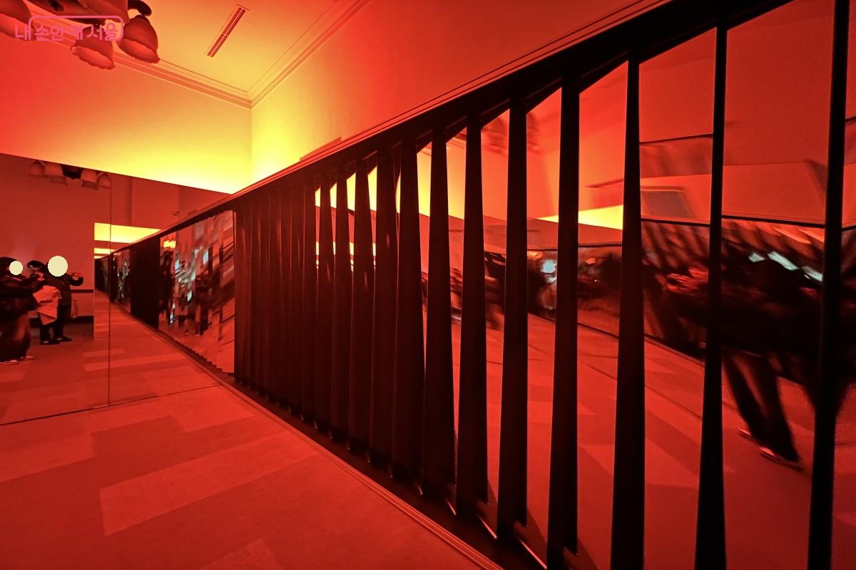 키네틱 작업으로 공간과 시간을 재구성한 김정환 작가의 &lsquo;흐르는 반영&rsquo; &copy;박지영