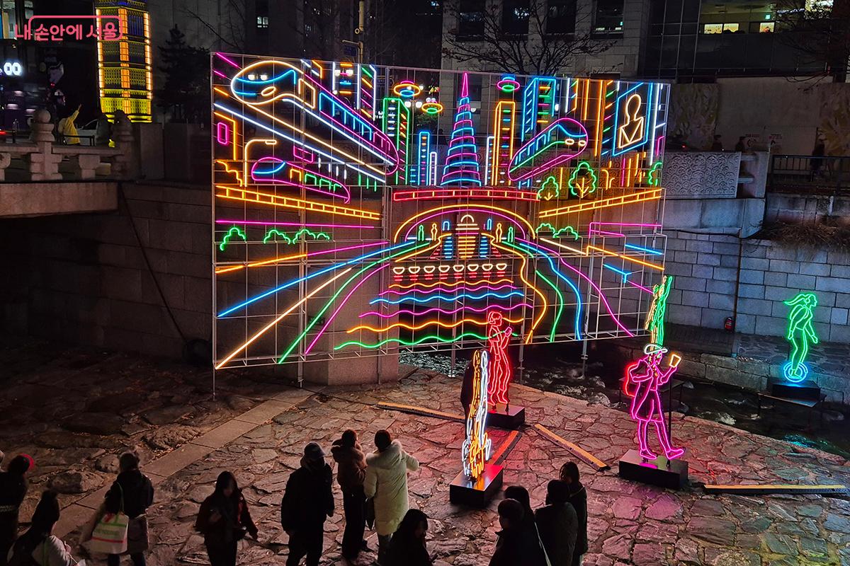 광통교와 광교 사이에서 LED 전등과 콜라쥬 기법을 이용한 다양한 미디어아트들이 설치되어 눈길을 끌었다.