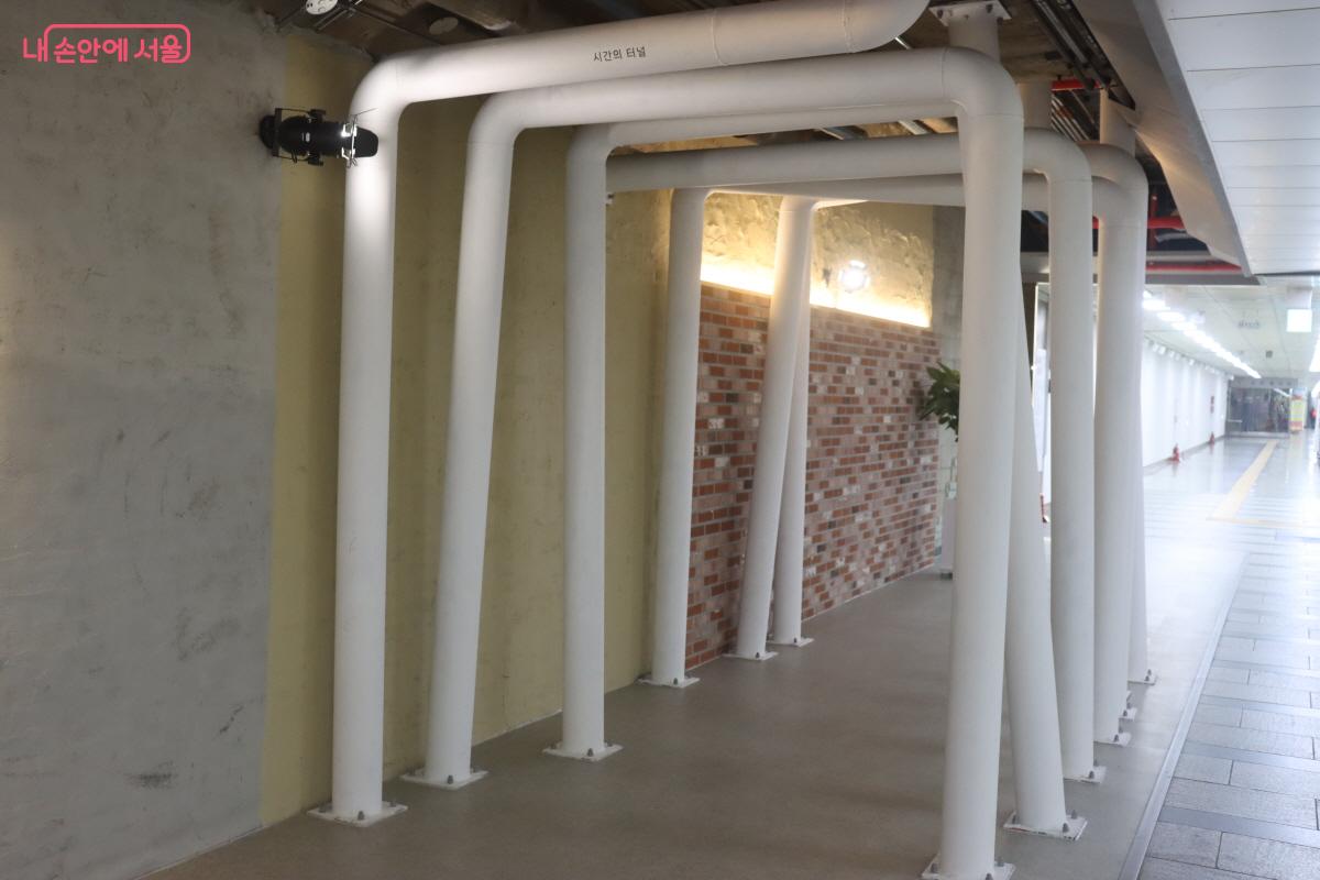 1984년 당시의 시간을 담은 벽과 영상을 만날 수 있다. &copy;조송연