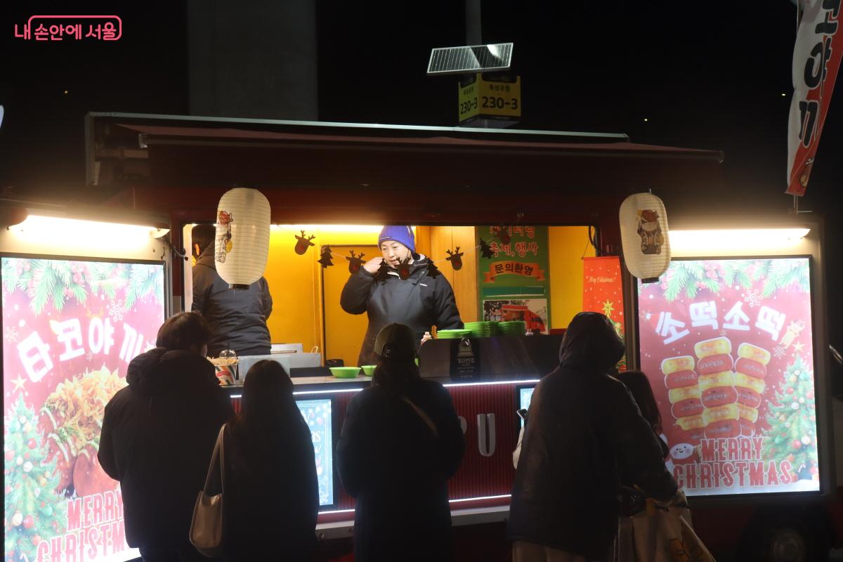 손에 쥔 음식에서 전해지는 온기가 겨울밤 추위를 잊게 했다. &copy;조송연