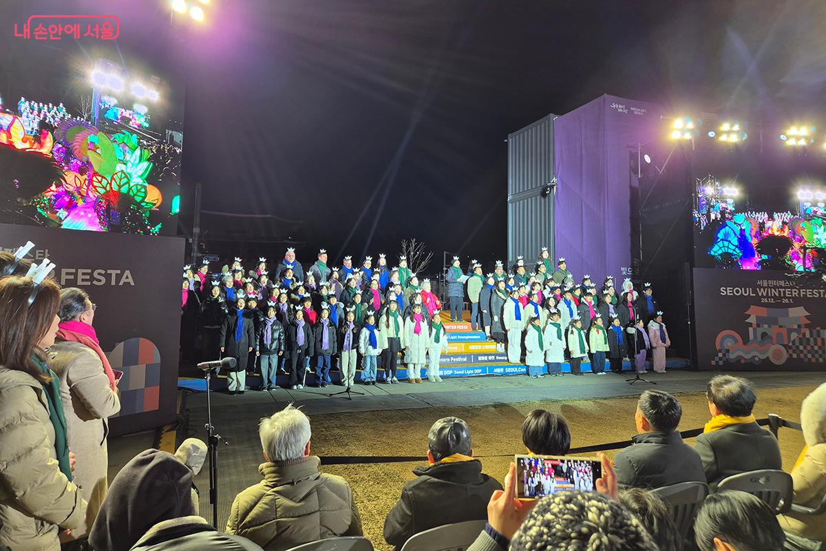 시민합창단은 &lsquo;우리는 하냐야&rsquo;, &lsquo;경복궁 타령&rsquo;을 부르며 세대와 지역을 아우르는 화합의 하모니를 선사했다.&copy;이혜숙 