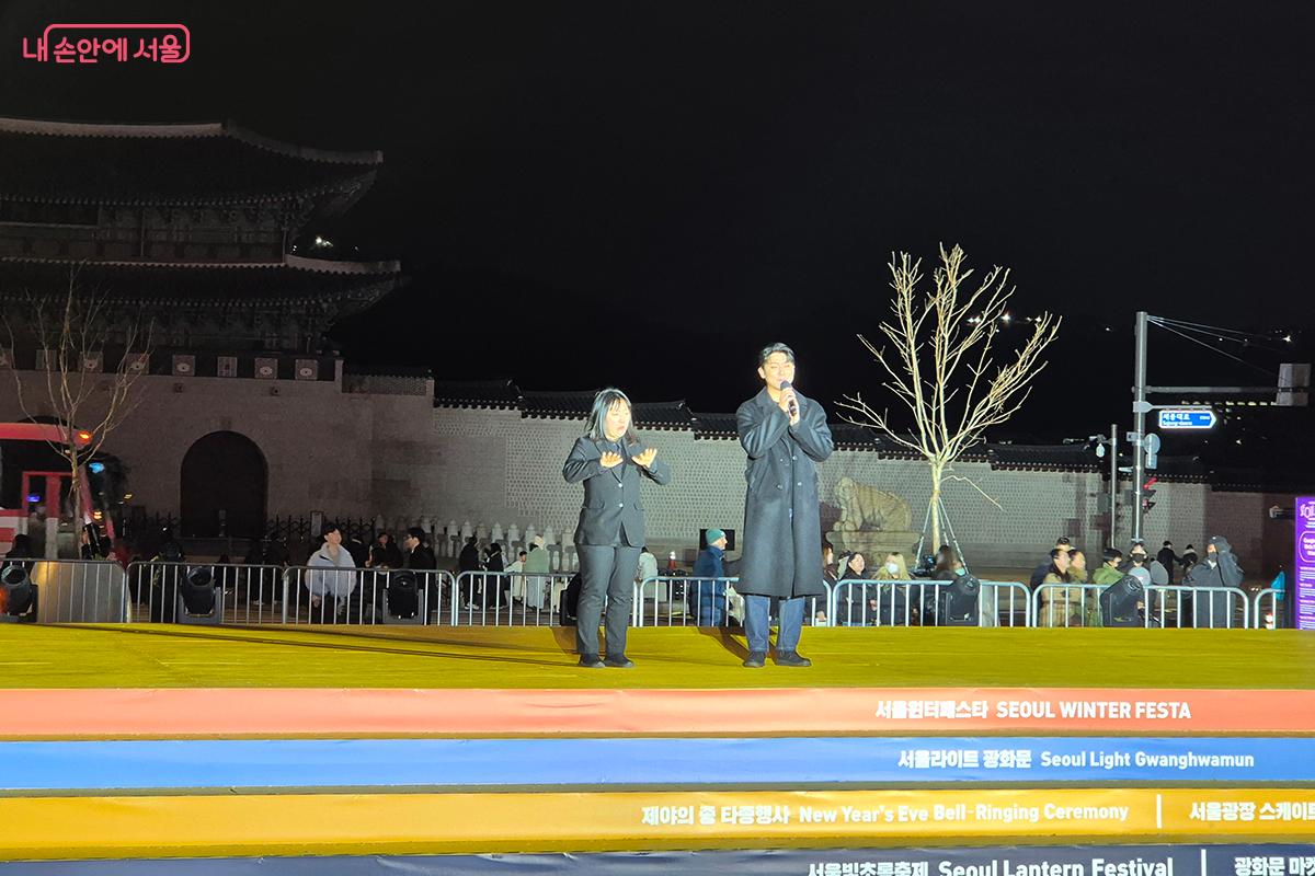 뮤지컬 배우 이진혁, 주민진이 뮤지컬 히트곡을 열창하며 광화문광장을 예술의 감동으로 가득 채웠다. &copy;이혜숙