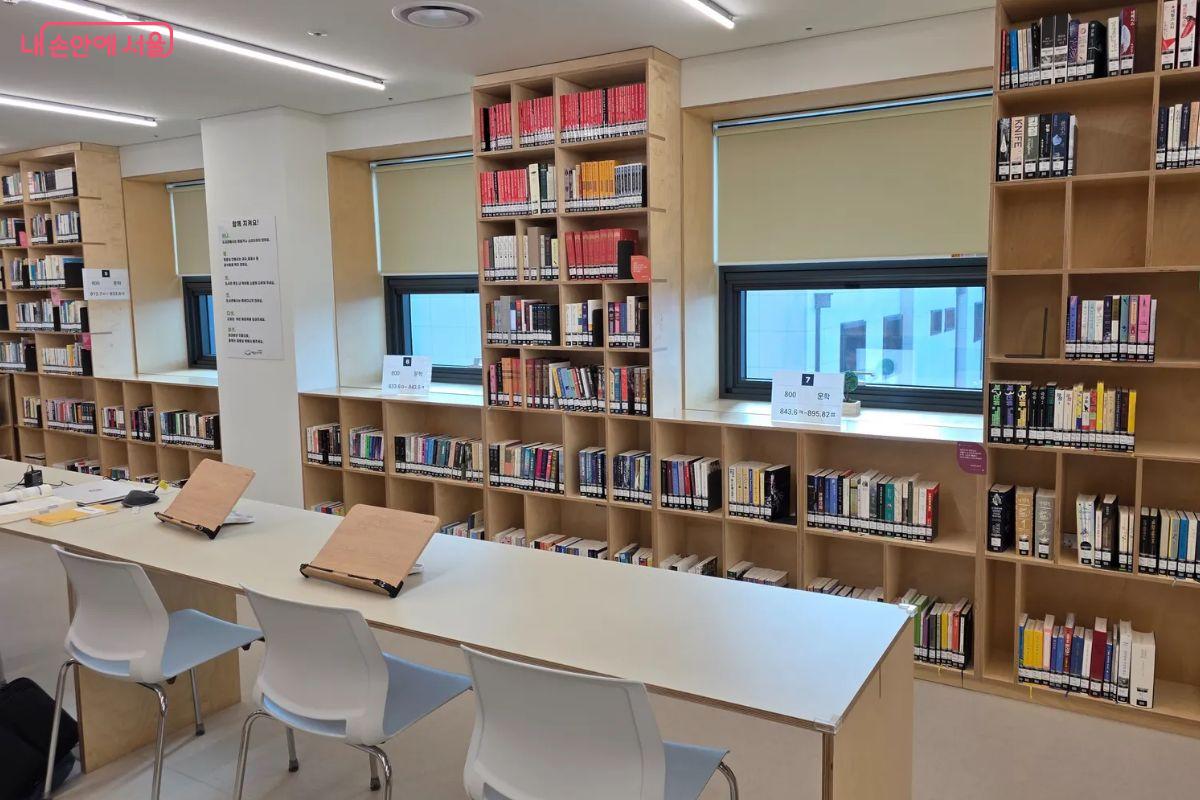 3층에도 여유로운 독서 공간과 다양한 책들이 마련되어 있다.