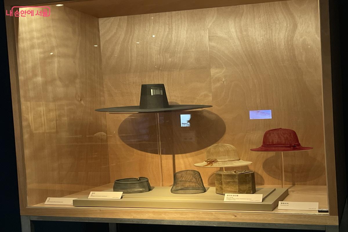 말총으로 만든 모자와 갓, 탕건, 망건 등도 전시되고 있다. &copy;이정민