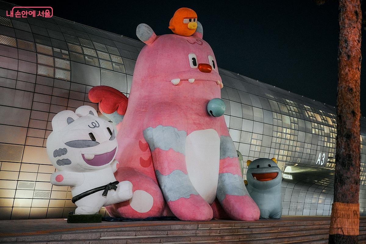 DDP에서는 거대한 해치와 소울프렌즈 조형물도 만나볼 수 있다. &copy;김아름