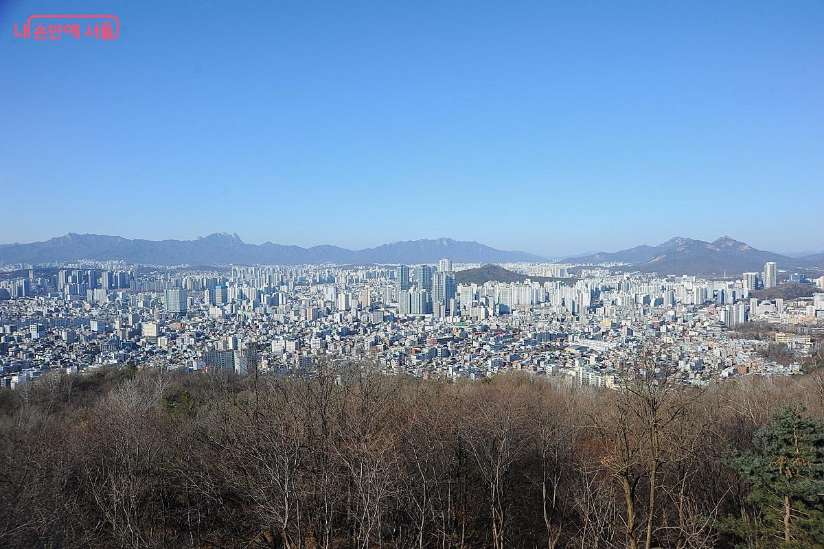 스카이워크 전망대에서 본 서울 동북부 지역의 조망 &copy;조수봉