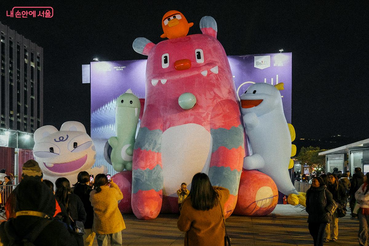 해치와 소울프렌즈 조형물 앞에서 기념 사진을 찍는 시민들 ⓒ김아름