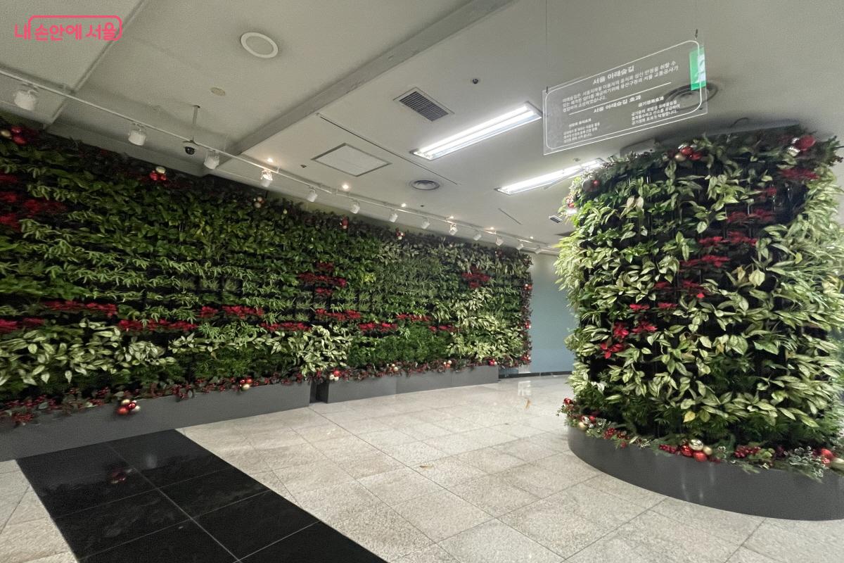 녹사평역 지하 4층 개찰구 옆에 조성된 &lsquo;서울 아래숲길&rsquo; &copy;이정민