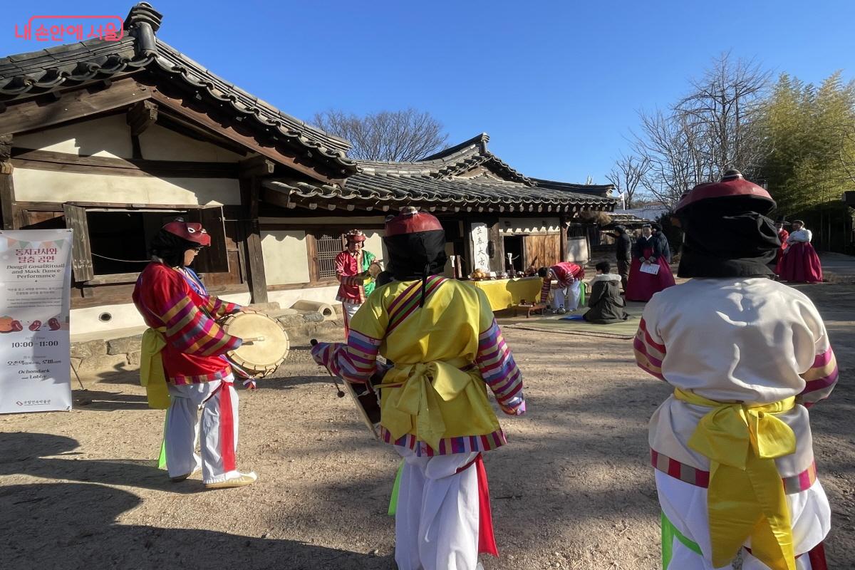 관람객들 누구나 동지고사에 직접 참여할 수 있었다. ©이정민