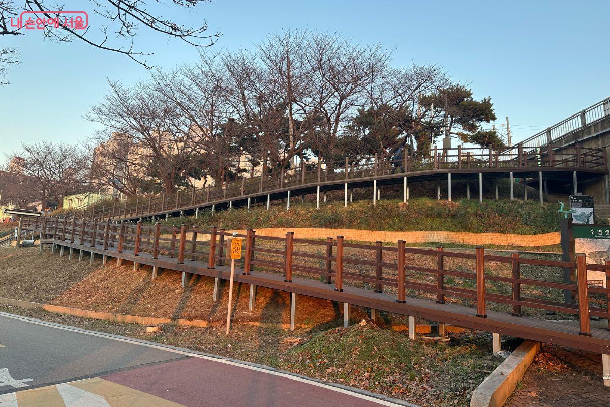 신정교에도 안양천으로 내려갈 수 있는 보행 데크가 있다. ©김재형