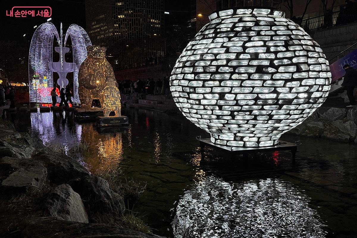 광교에서 장통교 구간에 설치된 환월과 북극곰 이야기, 꿈의 분수 &copy;김미정