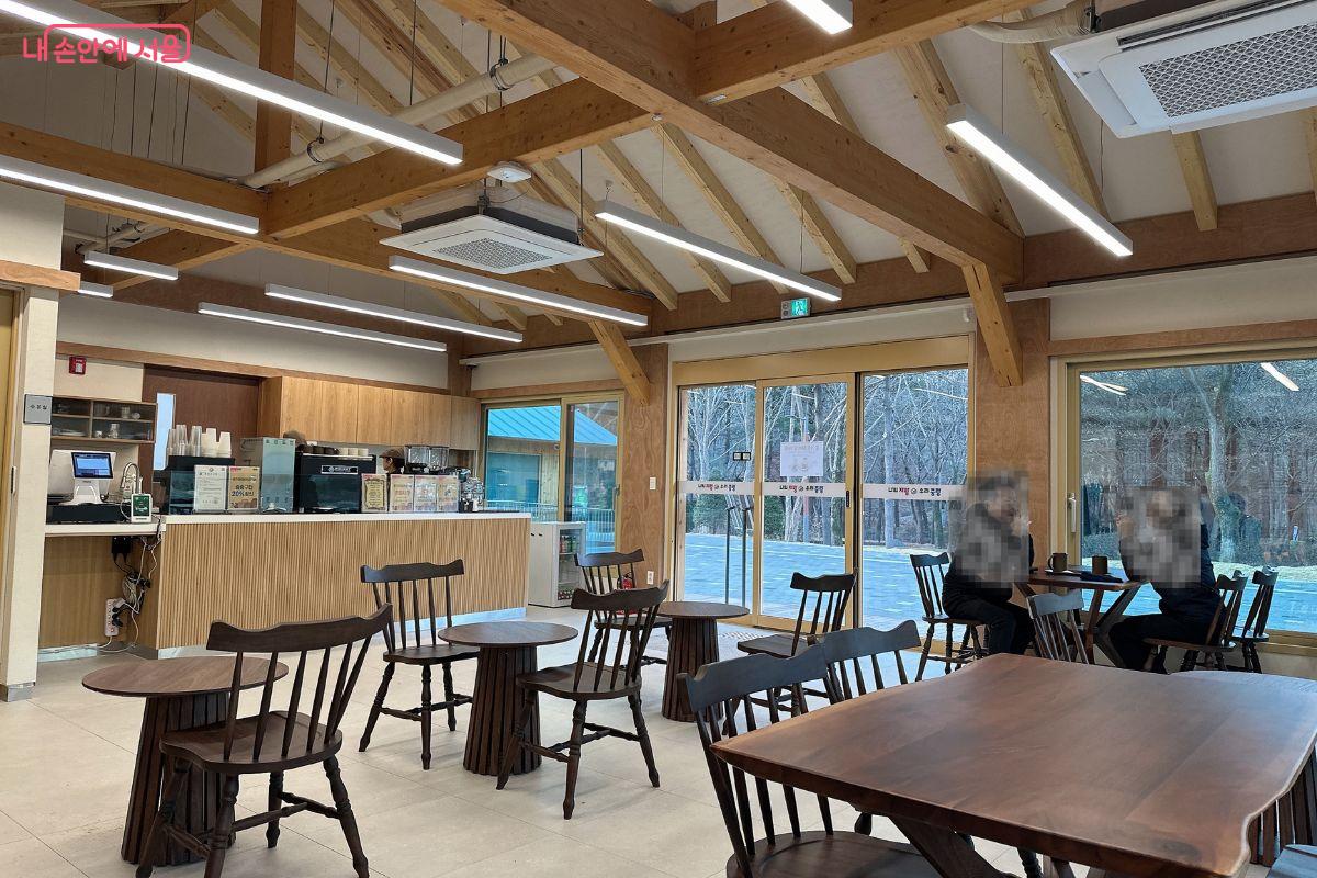 옹기문화마당카페가 갖춰져 있어 방문객들에게 휴식 공간을 선사한다. &copy;김재형