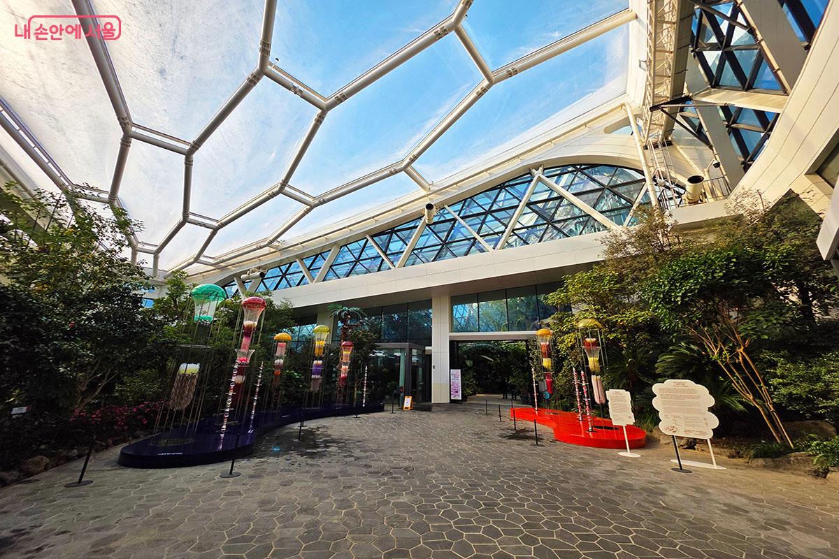 온실에서 진행 중인 ‘우리들의 자연, 행성적 공존’ 전시 ©이정민