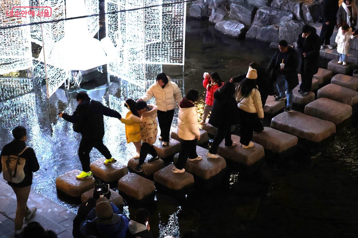 작품 사이로 아이들과 함께 징검다리를 건너고 있는 시민들 &copy;이봉덕