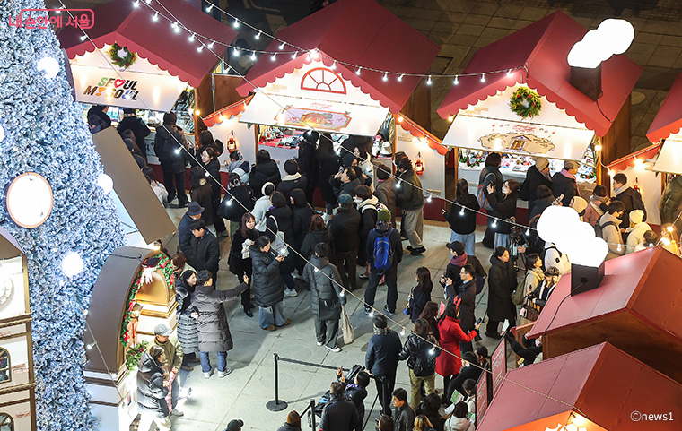 12.12.~14. 광화문마켓, 빛초롱축제에 108만 명이 찾는 등 겨울축제를 즐기는 이들이 늘고 있다. 