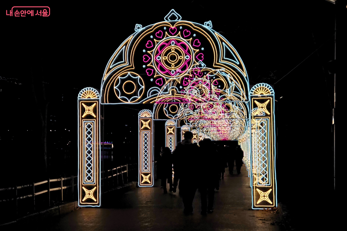 빛의 터널 속을 거닐며 겨울 축제를 만끽하는 시민들 &copy;양정화