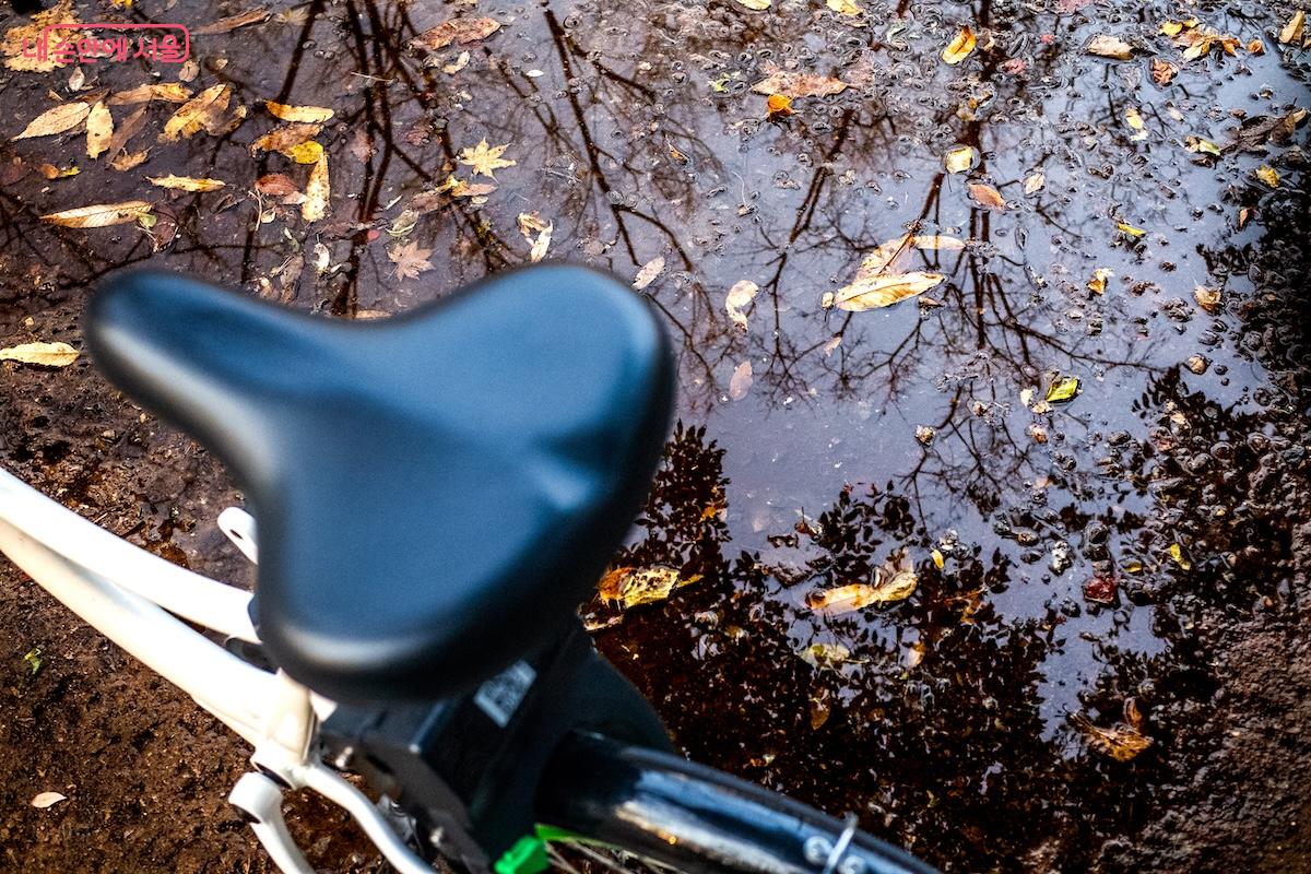자전거 임시 잠금을 설정해 보행자를 위한 구간을 걸었다. &copy;이진형