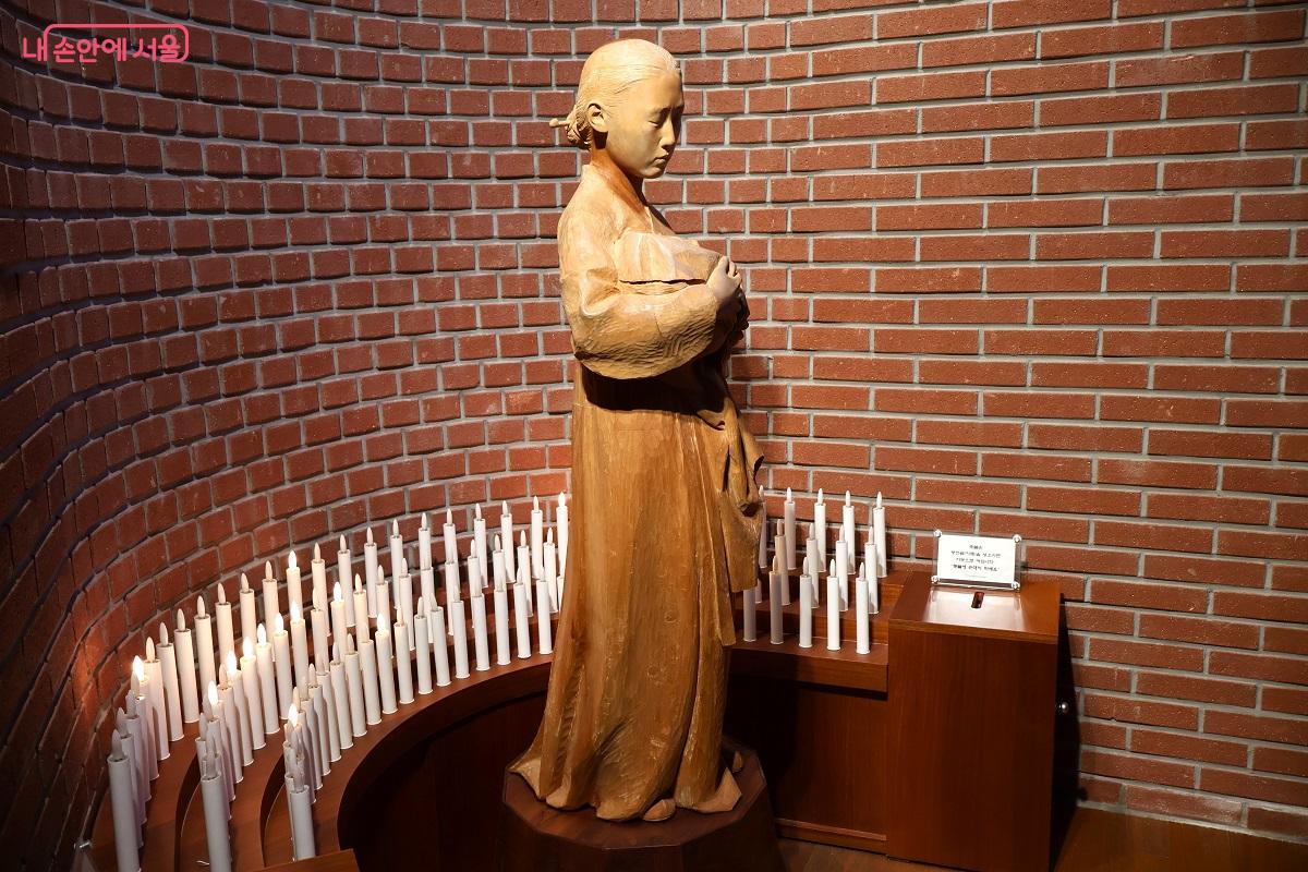 성 정하상 기념경당 입구에 자리한 피에타 상 &copy;이봉덕