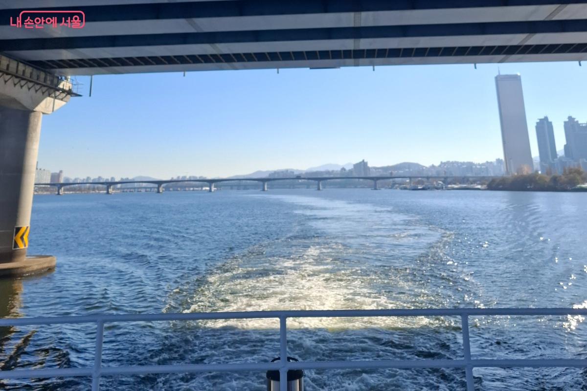시원하게 물살을 가르는 한강 르네상스호 ©정창석
