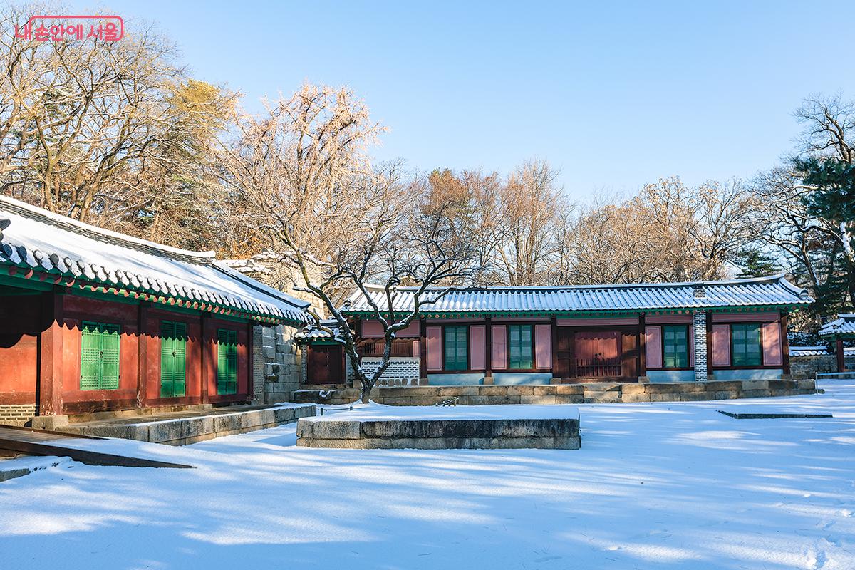 전사청에서는 제례 음식을 준비했다. 'ㅁ'자 모양 건물의 마당에는 음식을 준비하던 돌절구들이 지금도 남아 있다. 찬막단에서는 제사 음식을 검사했다. &copy;문청야