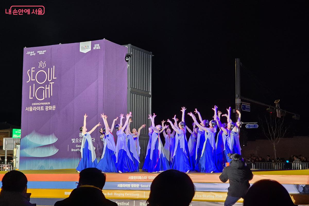 &lsquo;아름드리 무용단&rsquo;의 창작 한국무용 공연이 화려한 개막식의 시작을 알렸다. &copy;백승훈