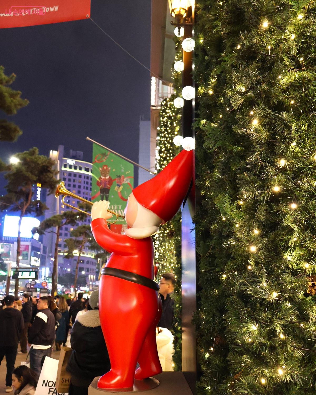 트럼펫을 불고 있는 빨간 요정(엘프)이 방문객을 환영하고 있다. ©이봉덕