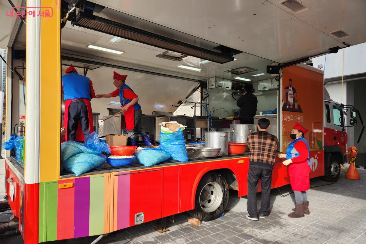 강감찬관악종합사회복지관 앞에 짜장면을 만드는 푸드트럭이 등장했다. &copy;윤혜숙