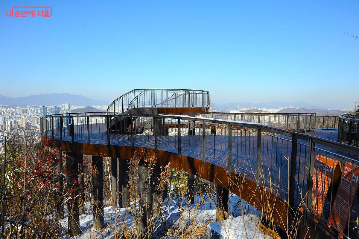 스카이워크와 전망대는 길이 약 160m, 높이 10m의 규모로 조성됐다. &copy;조수봉