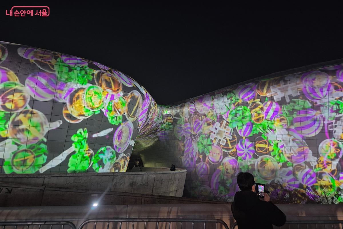 &lsquo;DDP 윈터스 기프트(Winter&rsquo;s Gift)&rsquo;의 화려한 영상은 DDP를 하나의 거대한 선물상자로 변신시킨다. &copy;정향선