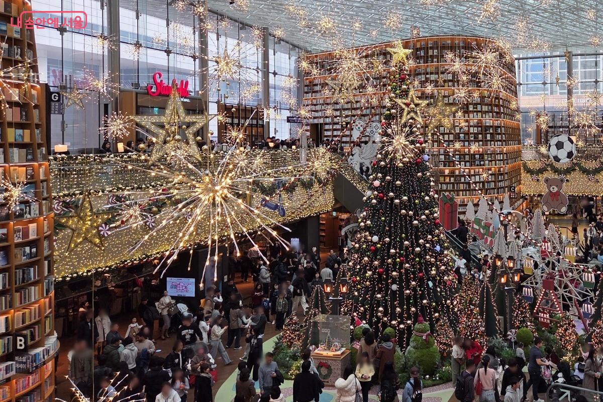 가족 나들이, 연인끼리 데이트, 사람들의 만남의 장소가 된다. &copy;김미선