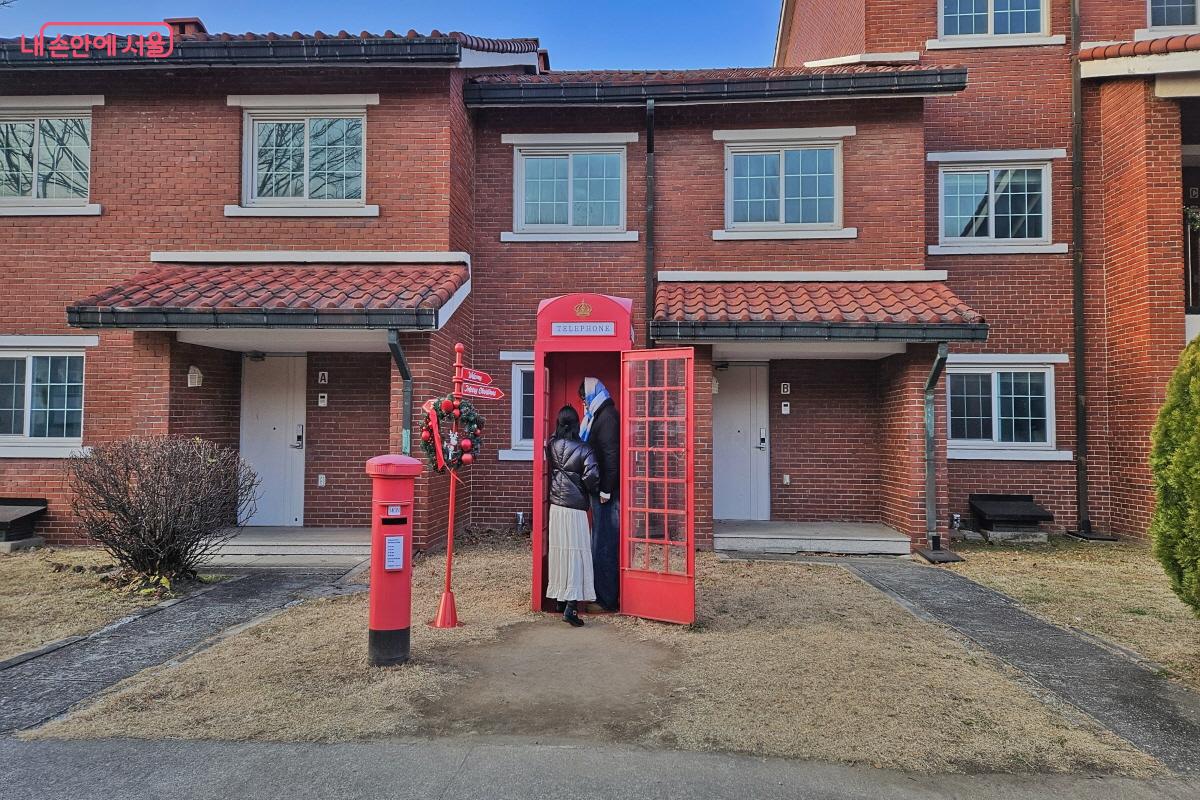 빨간 전화부스도 예쁜 포토존이 되었다. ©이선미