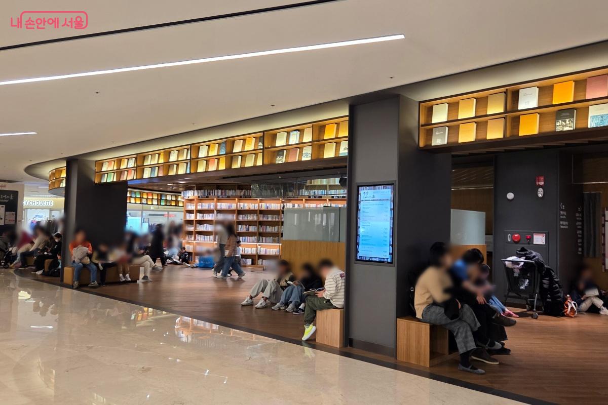 방문객들은 어디든 편하게 앉아 책을 읽었다. &copy;김미선