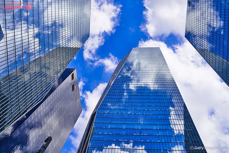 과거엔 유리를 보석처럼 생각했지만, 이제는 흔한 재료가 되었다.