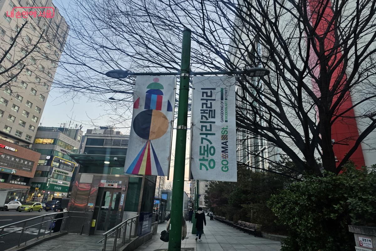 오고가는 거리에서 갤러리처럼 작품들을 여유롭게 감상해 보길 추천한다. &copy;염지연