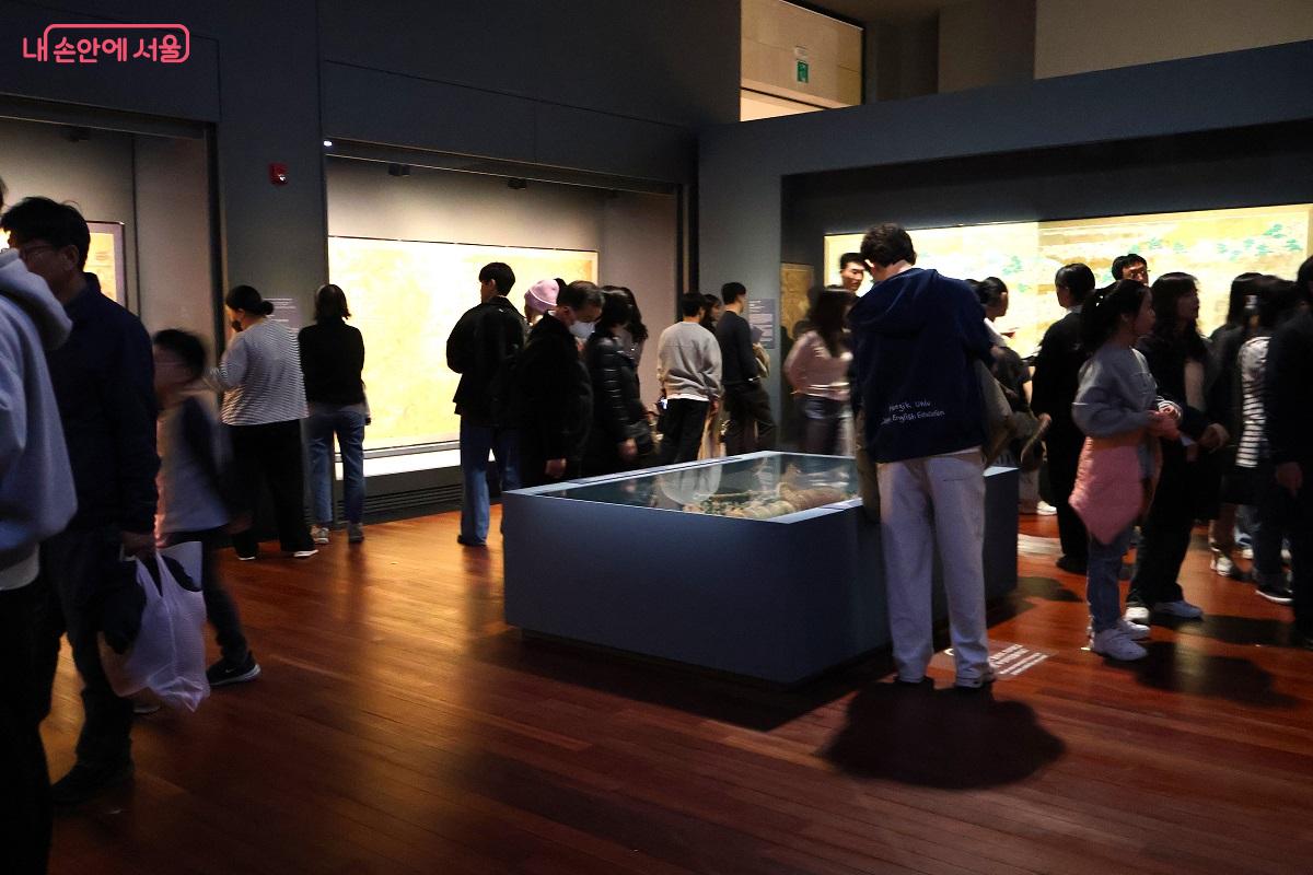 <우리들의 이순신> 전시장은 많은 관람객들로 붐볐다. &copy;이봉덕