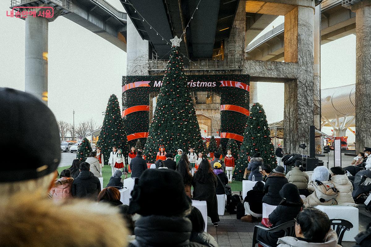 청담대교 루미나리에와 어우러진 크리스마스트리, 쿠키 하우스 등 이색적인 포토존 &copy;김아름