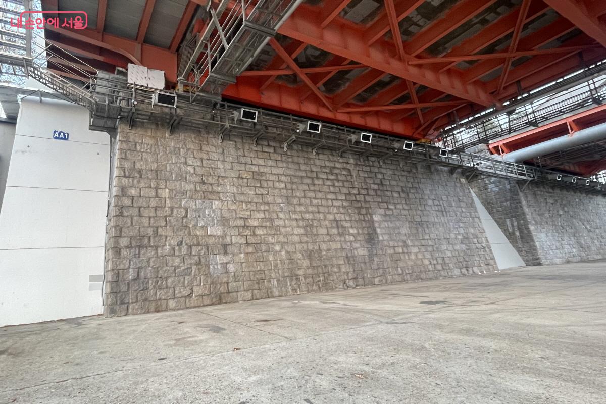 한강대교 하부에 설치된 공공 미디어아트 전시플랫폼 '아뜰리에 노들'