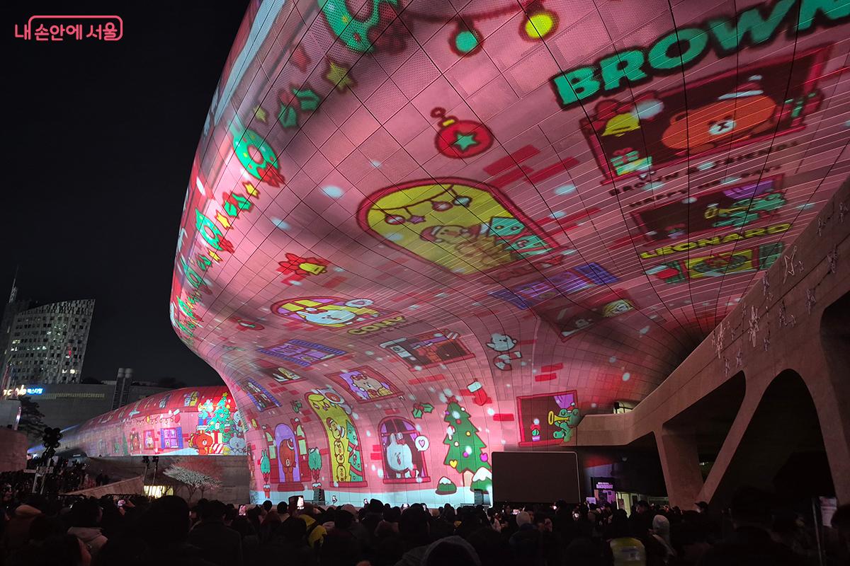 '서울 위드 라인 프렌즈(Seoul with LINE FRIENDS)'에 나오는 다양한 캐릭터들이 관람객의 얼굴에 따뜻한 미소가 떠오르게 한다. &copy;정향선