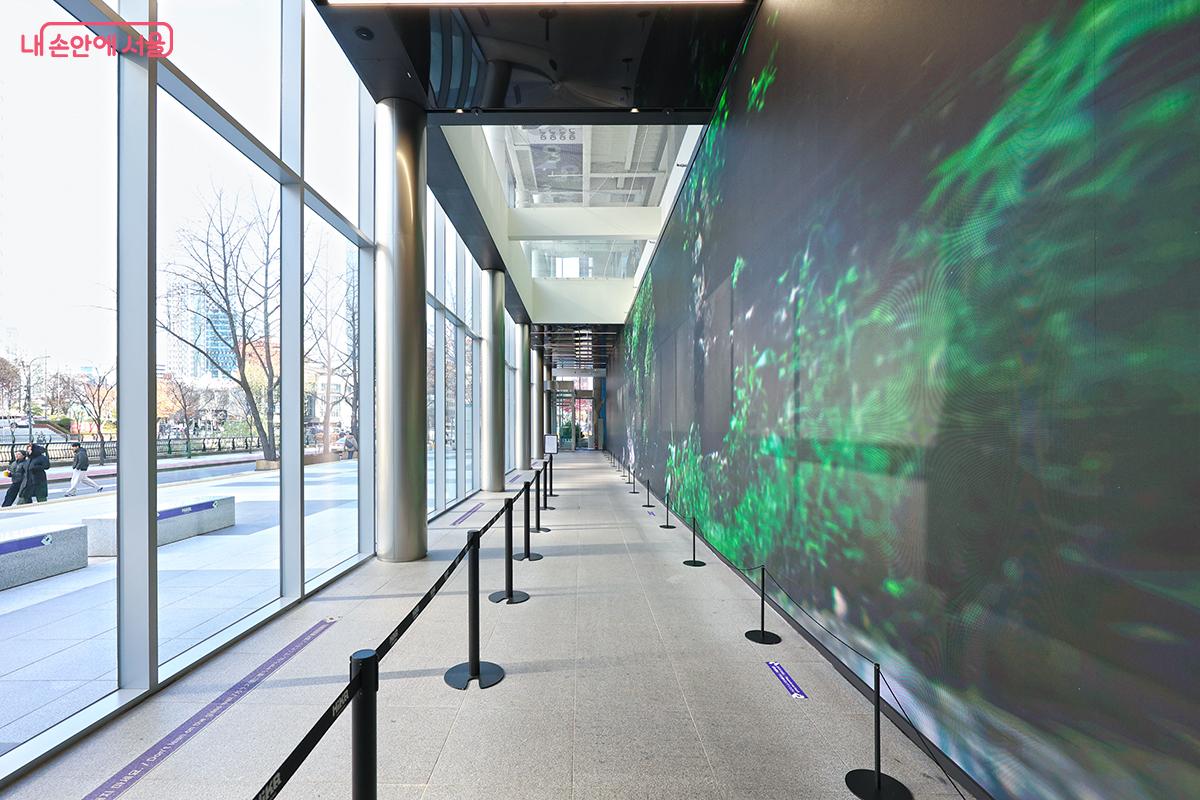 하이커 그라운드 1층 대형 모니터 전시 ©김주연
