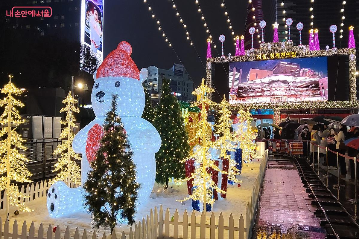 화려한 크리스마스 장식이 되어 있는 청계천 입구 &copy;권수진